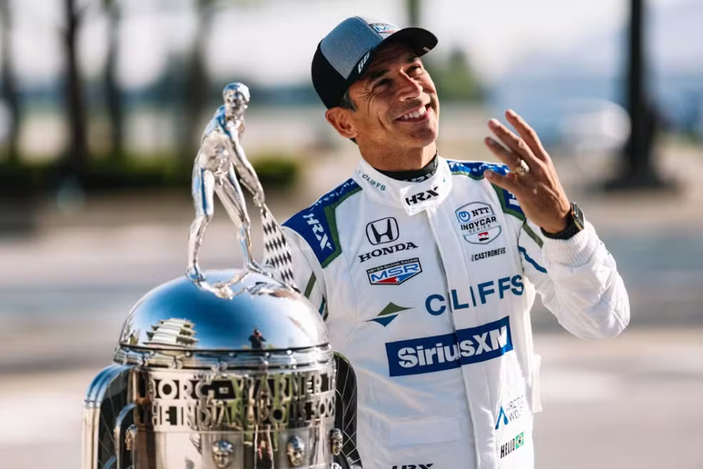 Castroneves comemorando sua quarta vitória na Indy500