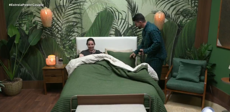 Radamés tem momento fofoca com a esposa