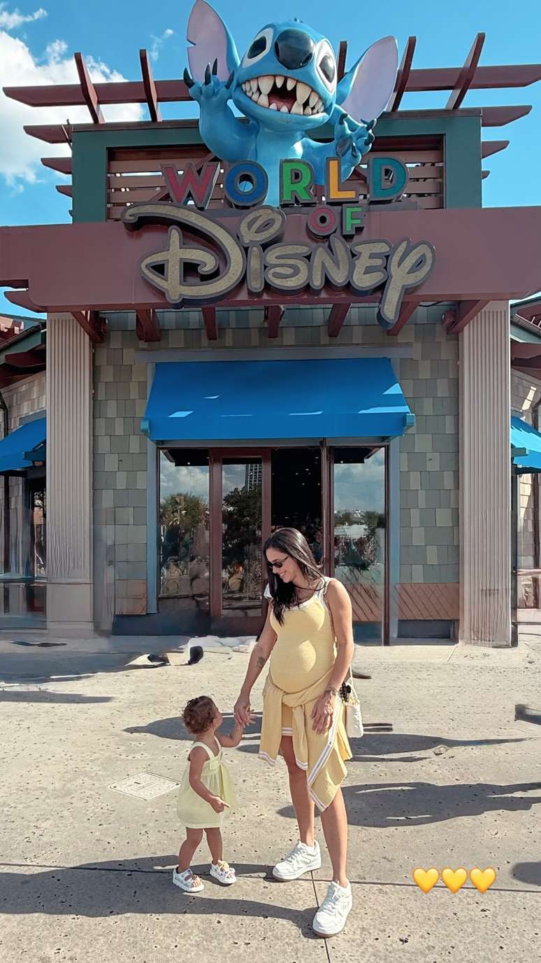 Brunette Bianincardi and Mavie combine looks on Disney's travels Brunette Bianincardi and Mavie combine looks on Disney's travels