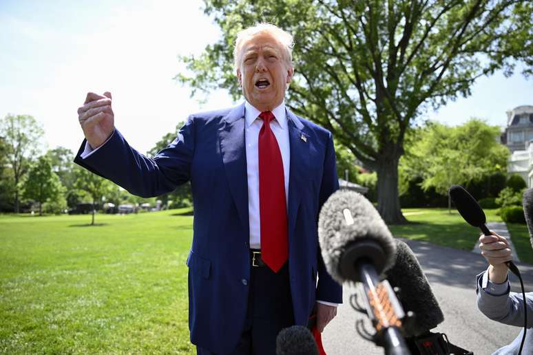O presidente Trump conversa com repórteres antes de partir para uma viagem de um dia no final da tarde a Detroit, saindo do gramado sul da Casa Branca em Washington, DC, em 29 de abril de 2025.