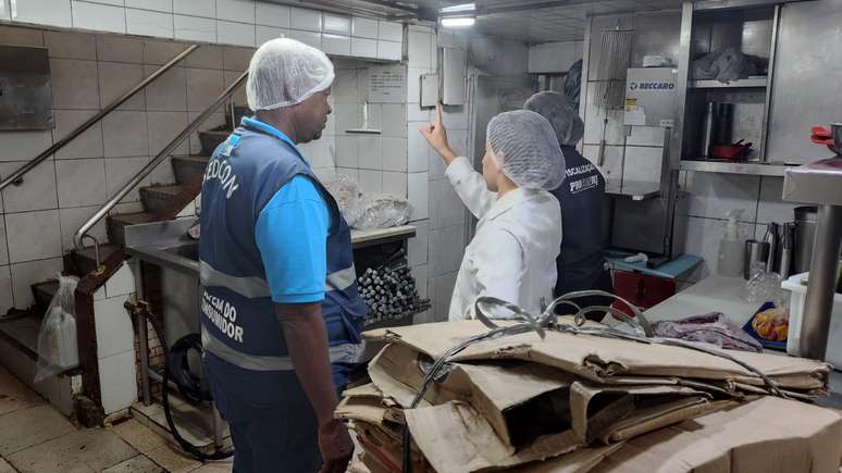 On the eve of the Lady Gaga concert, the Copacabana plants are accused of the use of expired food