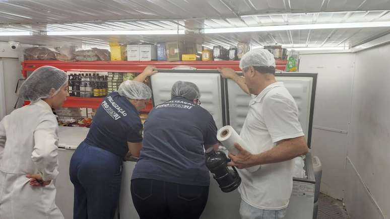 Sedcon and Procon-Rj inspectors make reviews in Copacabana restaurants
