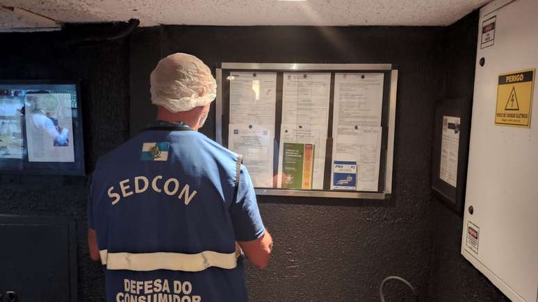 Sedcon and Procon-Rj inspectors make reviews in Copacabana restaurants Sedcon and Procon-Rj inspectors make reviews in Copacabana restaurants