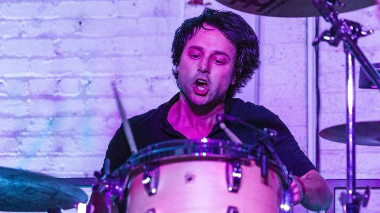 Isaac Carpenter, novo baterista do Guns N' Roses, em 2013 -