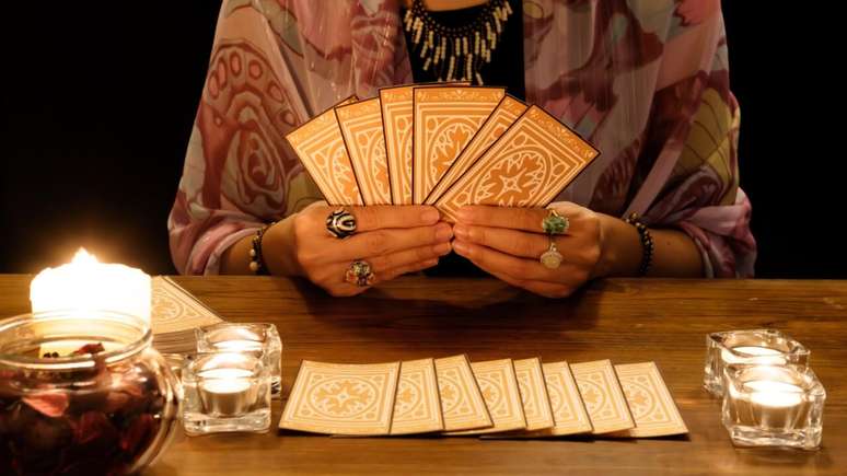 Gypsy deck: love forecast in May for all signs