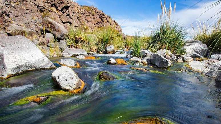 "O riacho Valcheta nasce em fontes termais entre as rochas e segue seu curso pela paisagem &aacute;rida do planalto de Somuncura", diz Kacoliris