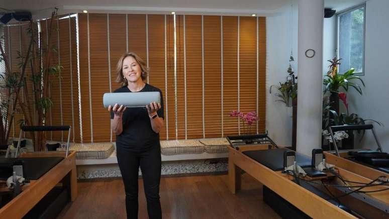 Marcela ensina pilates usando objetos que as pessoas t&ecirc;m em casa