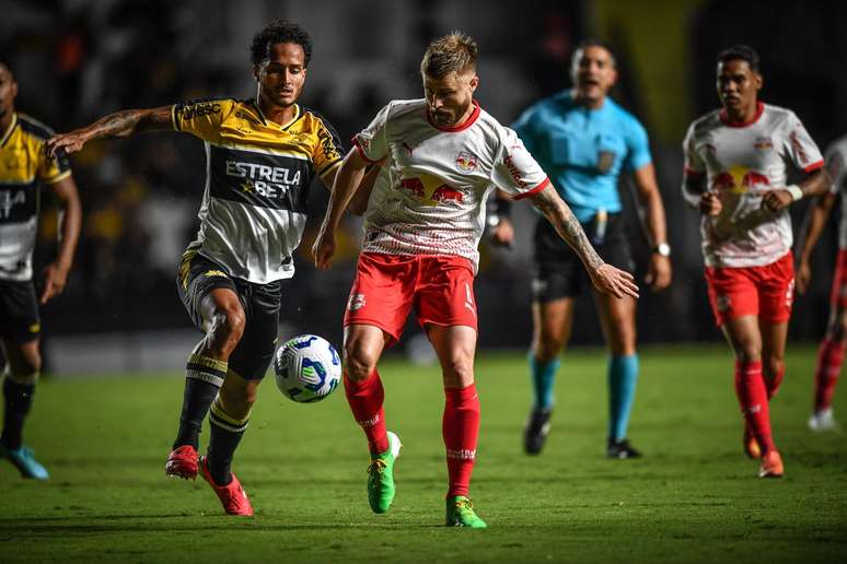 Eduardo Sasha, jogador do Red Bull Bragantino contra o Crciúma. 