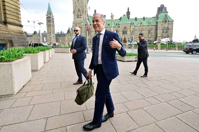O primeiro-ministro canadense, Mark Carney, volta ao trabalho após a vitória do seu partido nas eleições de segunda-feira (28/4) no país