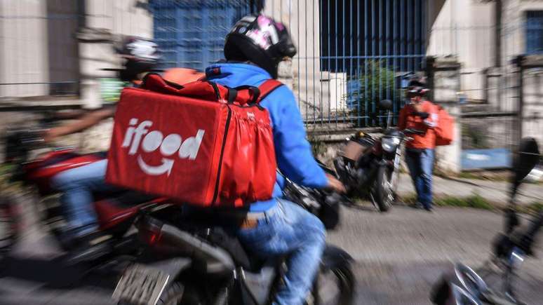 Trabalho por plataforma &eacute; exemplo do avan&ccedil;o da informalidade no mundo, diz pesquisadora da Duke University