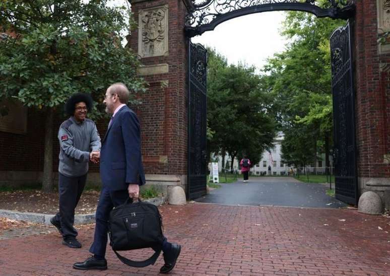 O presidente da Universidade Harvard, Alan Garber, defendeu a independência da instituição frente ao governo americano