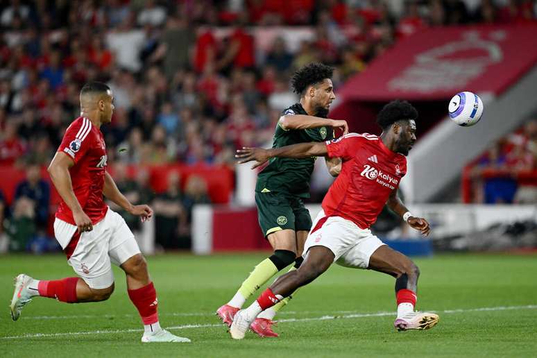 Kevin Schade will win this dispute on the ball with Oina to score Brentford's first goal on Nottingham Forest. Kevin Schade will win this dispute on the ball with Oina to score Brentford's first goal on Nottingham Forest.