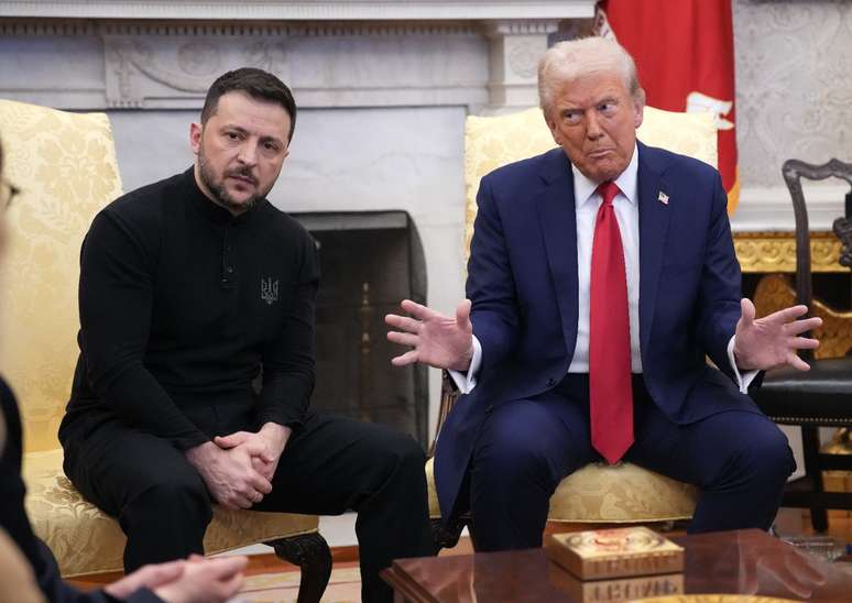 Volodymyr Zelensky (à esq.) e Donald Trump (à dir.) se encontram no Salão Oval da Casa Branca