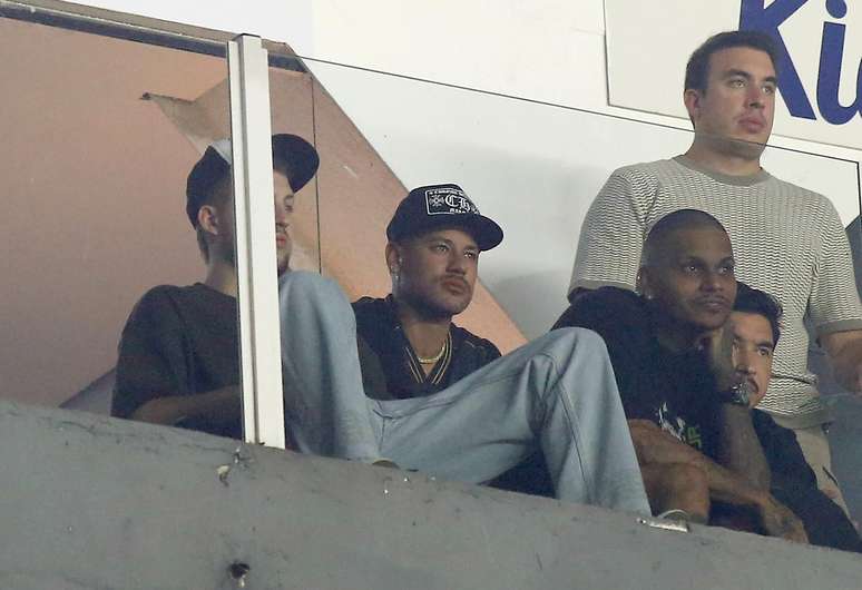 Neymar assiste ao jogo do Santos