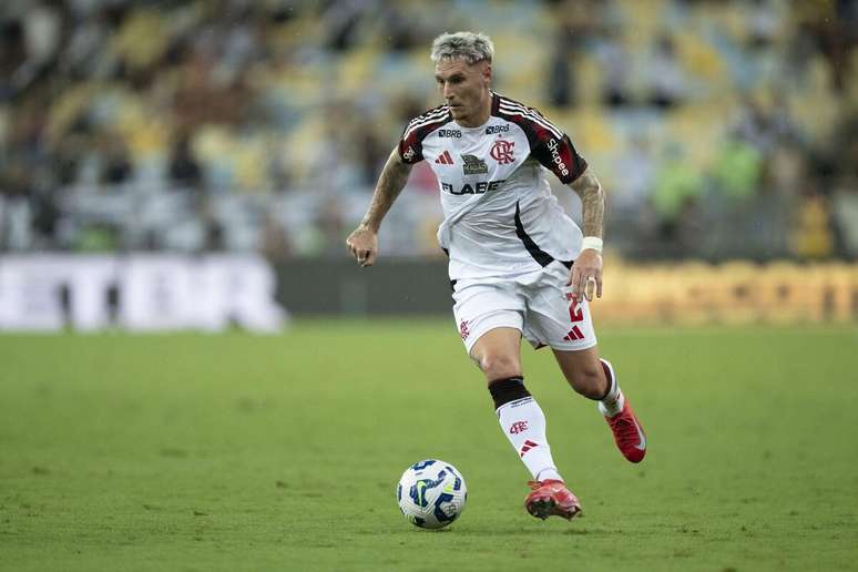 Guillermo Varela (Flamengo) durante jogo contra o Vasco, no dia 20.04.2025 