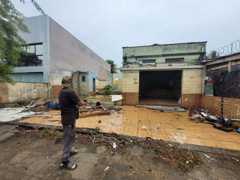 Lozaldo, morador do Sarandi, em Porto Alegre, perdeu o bar que tinha há anos no bairro por conta da enchente
