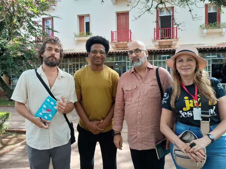 Vitor Miranda, Wesley Barbosa, Valter Hugo Mãe, que estão no estande de escritores Neomarginais, com Gisele Corrêa Ferreira, curadora da Flipoços.