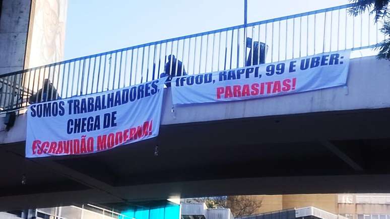 No in&iacute;cio da manh&atilde;, entregadores colocam faixas em viaduto de acesso ao Hospital das Clinicas, na Avenida Rebou&ccedil;as, zona oeste de S&atilde;o Paulo.