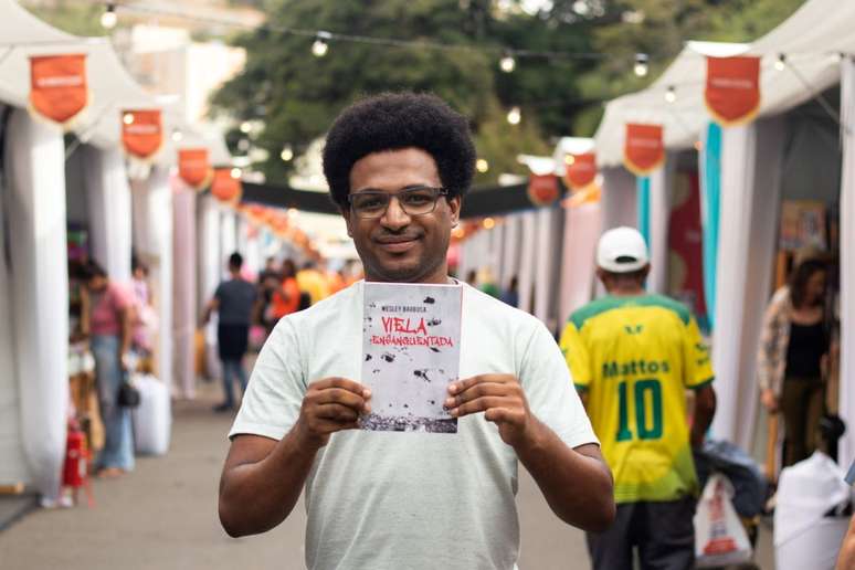 O escritor Wesley Barbosa na Flipoços, em Poços de Caldas (MG), onde vende os livros de sua editora, a Barraco Editorial
