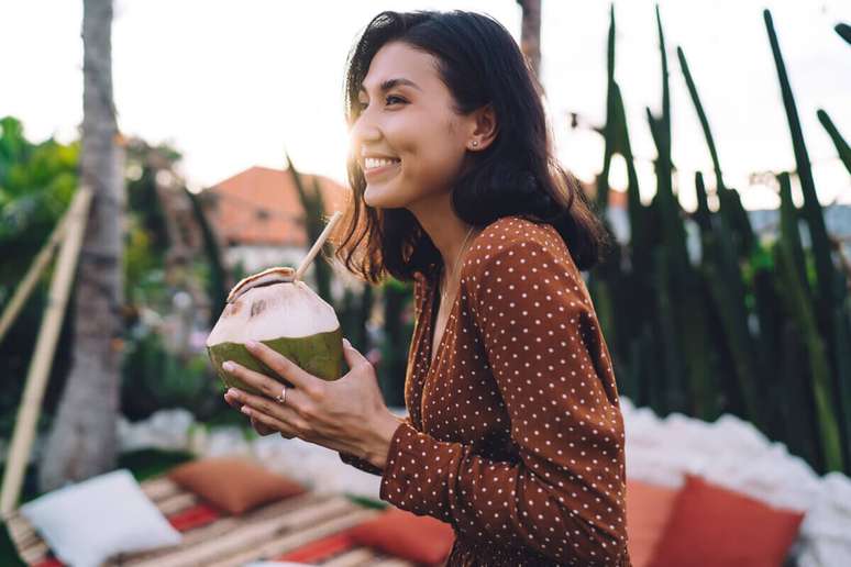 Coconut water helps to control blood pressure Coconut water helps to control blood pressure