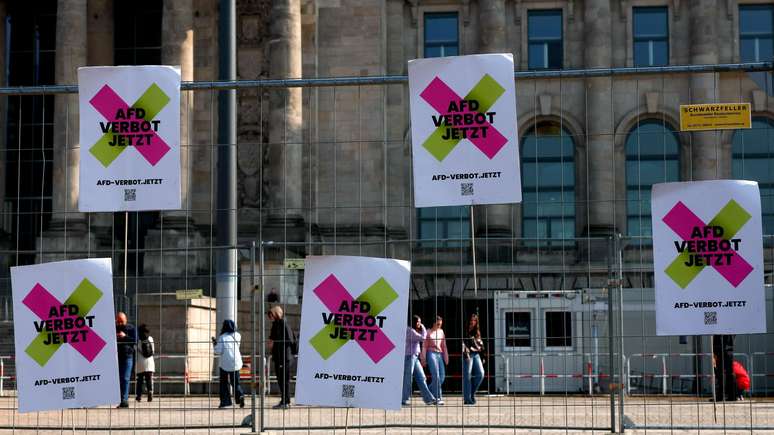 Ap&oacute;s a decis&atilde;o, alguns grupos chegaram a pedir que o partido fosse proibido