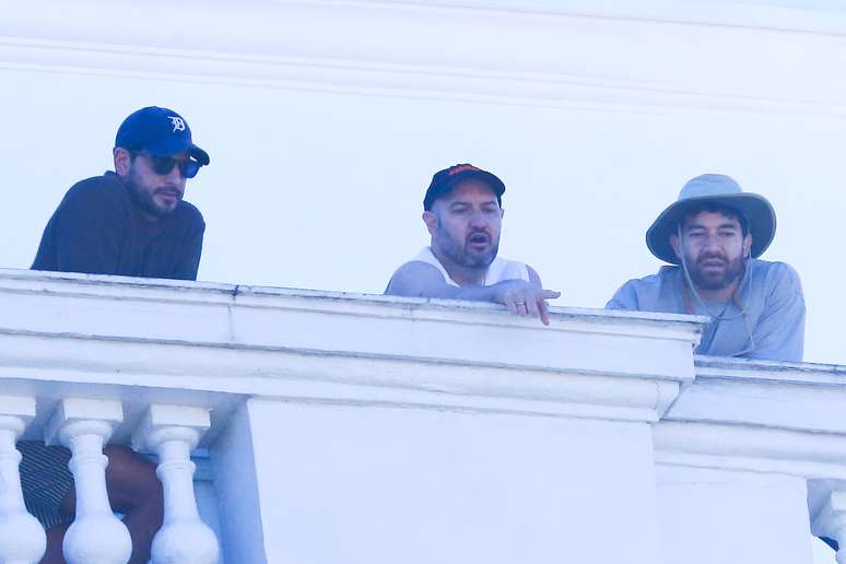 O empres&aacute;rio fez uma breve apari&ccedil;&atilde;o e apontou para os f&atilde;s -