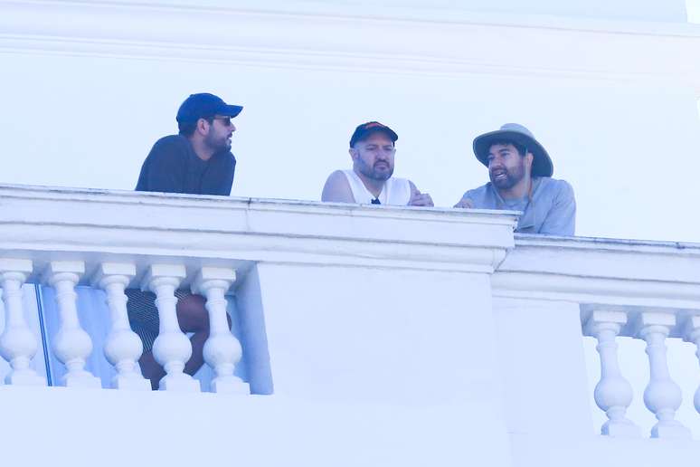 O empres&aacute;rio fez uma breve apari&ccedil;&atilde;o e apontou para os f&atilde;s -