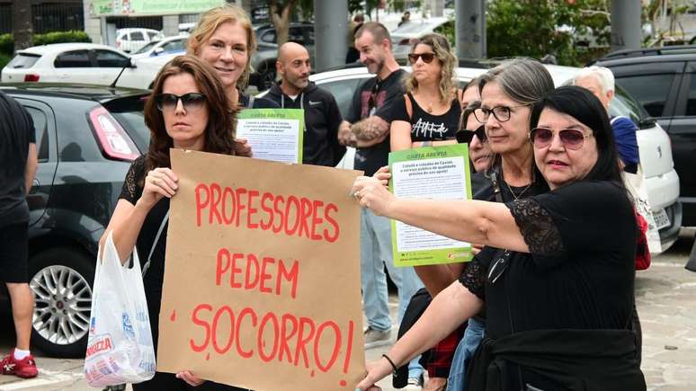 Professores sa&iacute;ram &agrave;s ruas em solidariedade &agrave; colega agredida na escola Jo&atilde;o de Zorzi