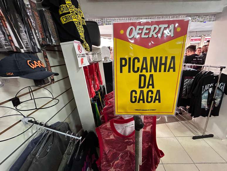 Vendedora elaborou pe&ccedil;a de roupa baseada em vestido famoso usado por Gaga