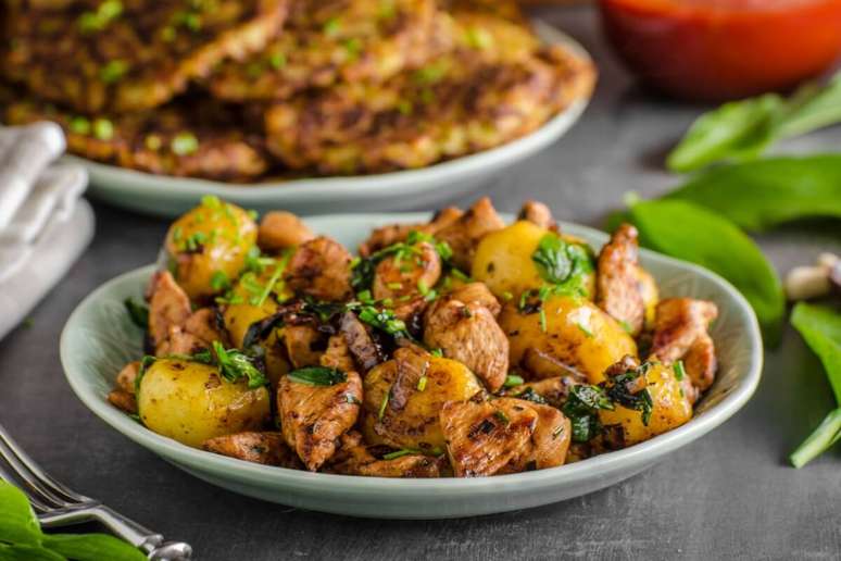 Grilled chicken with potatoes and Taioba leaves Grilled chicken with potatoes and Taioba leaves