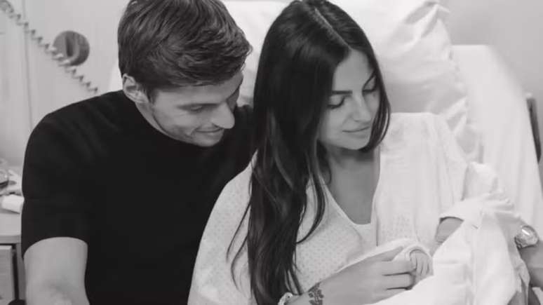 Max Verstappen e Kelly Piquet anunciam nascimento da filha Lilly