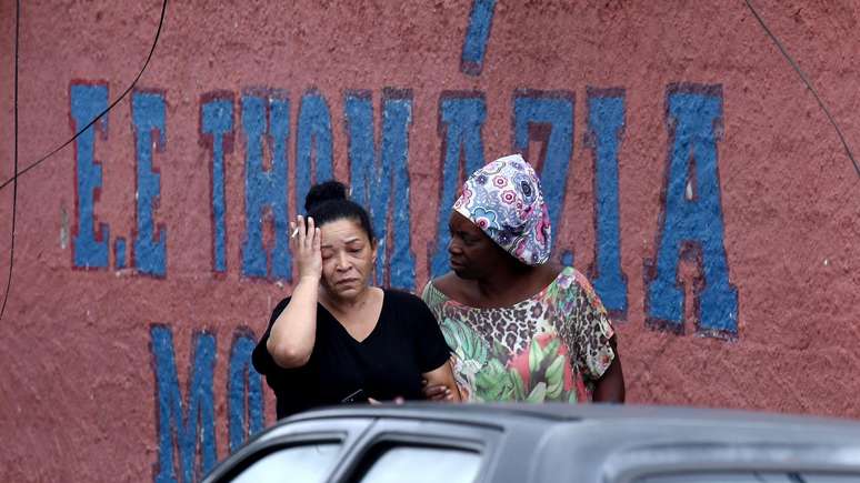 Nos dias que seguiram o ataque, a escola Thomazia Montoro foi o epicentro de uma como&ccedil;&atilde;o nacional