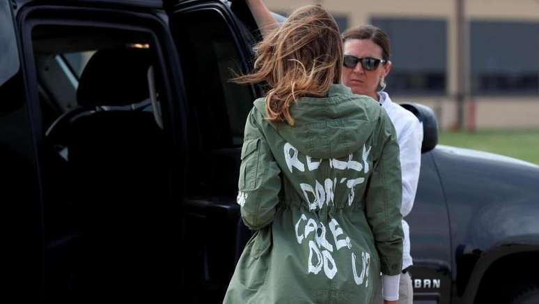 Um casaco usado por Melania Trump com a frase 'Eu realmente n&atilde;o me importo, e voc&ecirc;?' enquanto era primeira-dama gerou controv&eacute;rsia