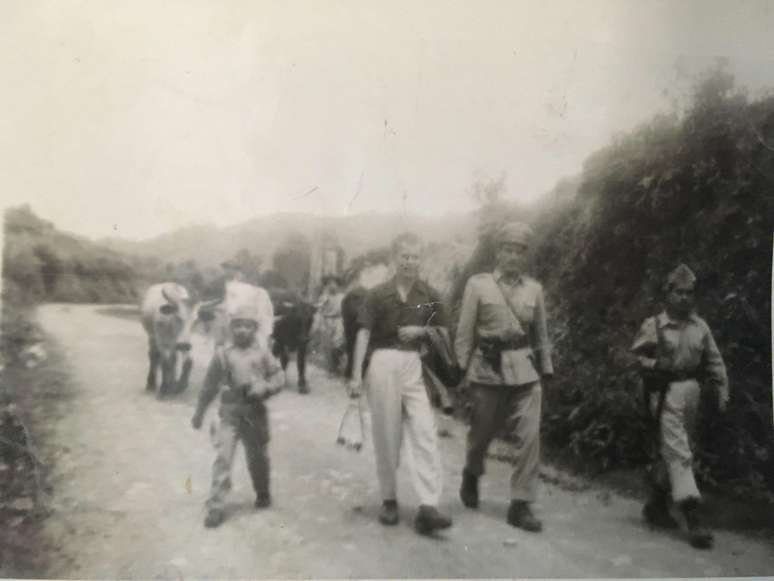 O pequeno Carlos Arturo com v&aacute;rios soldados em Tolima, na Col&ocirc;mbia
