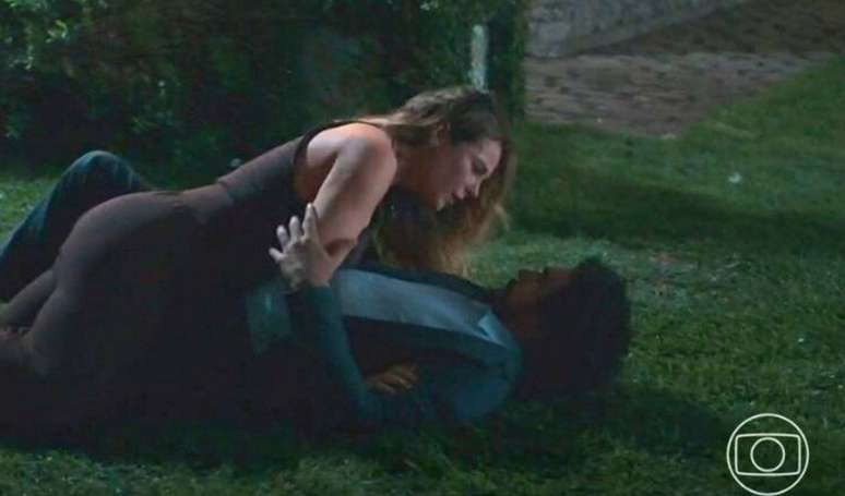 And Rachel? Ivan and Heleninha rolls in the grass and wet on the hot “Vale Tudo” scene; Web reacts: “Impossible not shippar”