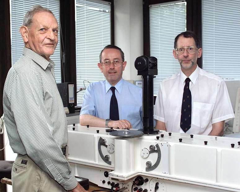 Os três cientistas britânicos que descobriram o buraco na camada de ozônio com um instrumento semelhante ao que levou à descoberta. Da esquerda para a direita: Joe Farman, Brian Gardiner e Jonathan Shanklin.