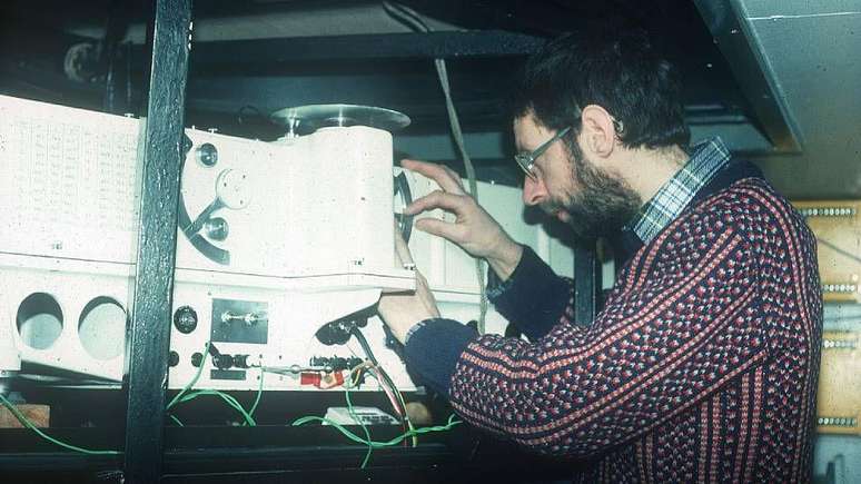 Shanklin fazendo observações de ozônio com um instrumento Dobson na década de 1980