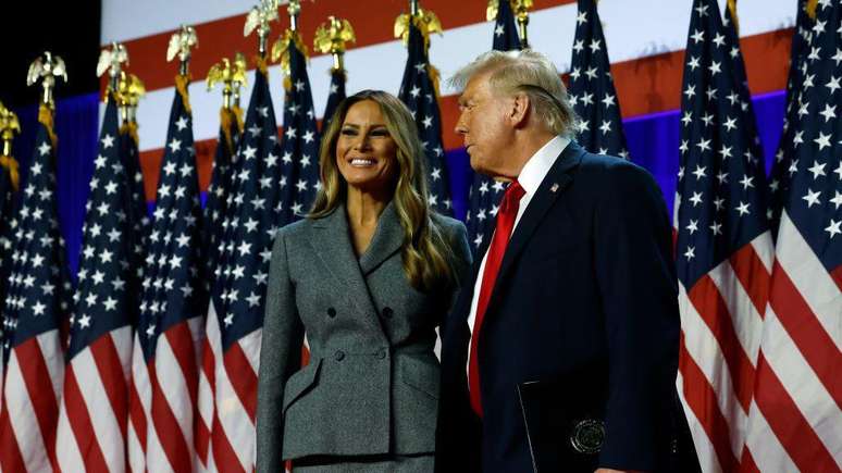 Melania Trump apareceu ao lado do marido na noite da elei&ccedil;&atilde;o, sorrindo pouco antes de ele declarar vit&oacute;ria