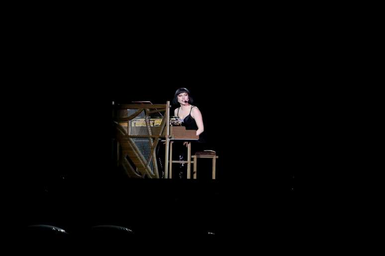 Lady Gaga passa som na praia de Copacabana; veja