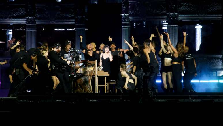 Lady Gaga passa som na praia de Copacabana; veja