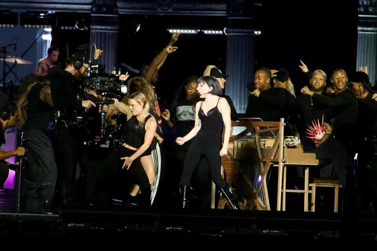 Lady Gaga passa som na praia de Copacabana; veja