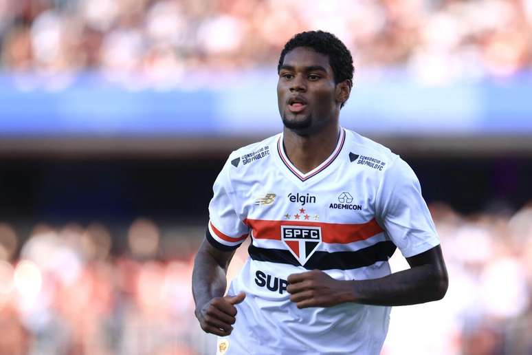 Lucas Ferreira (São Paulo) comemorando seu gol contra o Santos, no dia 20.04.2025 