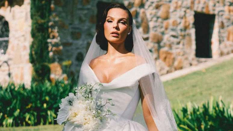 The wedding dress of ISIS Valverde is present in marriage with Marcus Buaiz; I wait