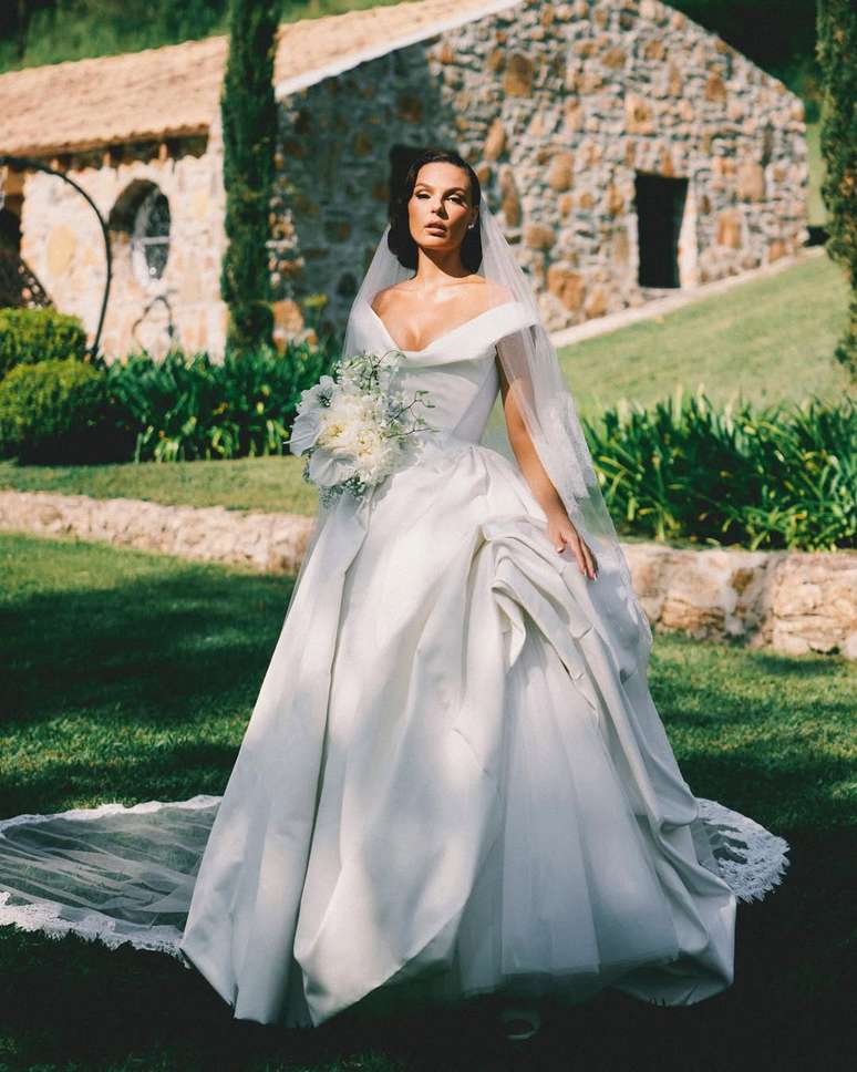 Isis Valverde Squarandes Beauty with wedding dress for wedding with Marcuz Buaiz - Instagram/Ivanerick/Pedonsecaph Isis Valverde Squarandes Beauty with wedding dress for wedding with Marcuz Buaiz - Instagram/Ivanerick/Pedonsecaph