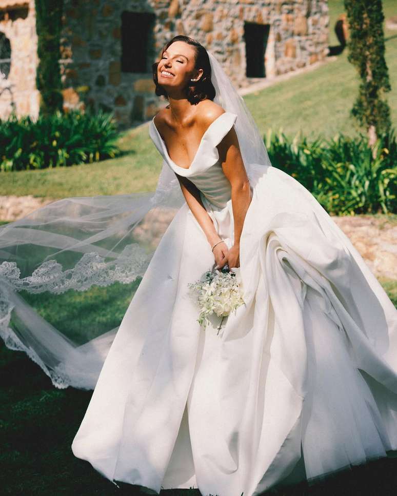 Isis Valverde Squarandes Beauty with wedding dress for wedding with Marcuz Buaiz - Instagram/Ivanerick/Pedonsecaph Isis Valverde Squarandes Beauty with wedding dress for wedding with Marcuz Buaiz - Instagram/Ivanerick/Pedonsecaph