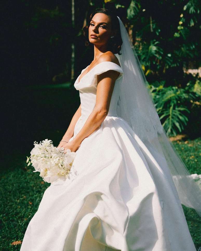 Isis Valverde Squarandes Beauty with wedding dress for wedding with Marcuz Buaiz - Instagram/Ivanerick/Pedonsecaph Isis Valverde Squarandes Beauty with wedding dress for wedding with Marcuz Buaiz - Instagram/Ivanerick/Pedonsecaph