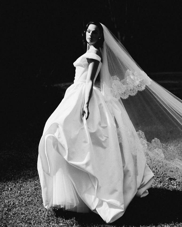 Isis Valverde Squarandes Beauty with wedding dress for wedding with Marcuz Buaiz - Instagram/Ivanerick/Pedonsecaph Isis Valverde Squarandes Beauty with wedding dress for wedding with Marcuz Buaiz - Instagram/Ivanerick/Pedonsecaph