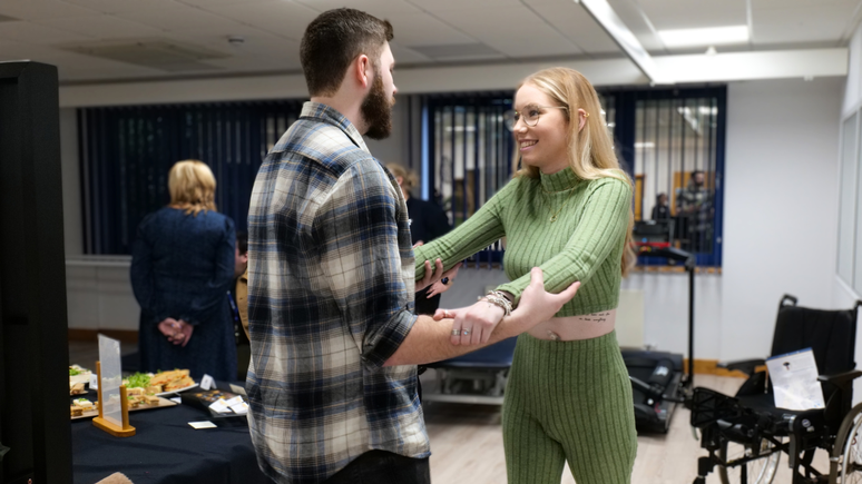 Megan consegue se levantar, mas ainda precisa de apoio