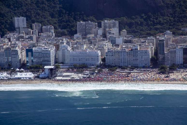 Fãs começam a encher a praia de Copacabana