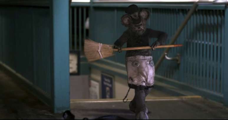 Willie dan&ccedil;a com uma vassoura pouco antes de uma morte violenta
